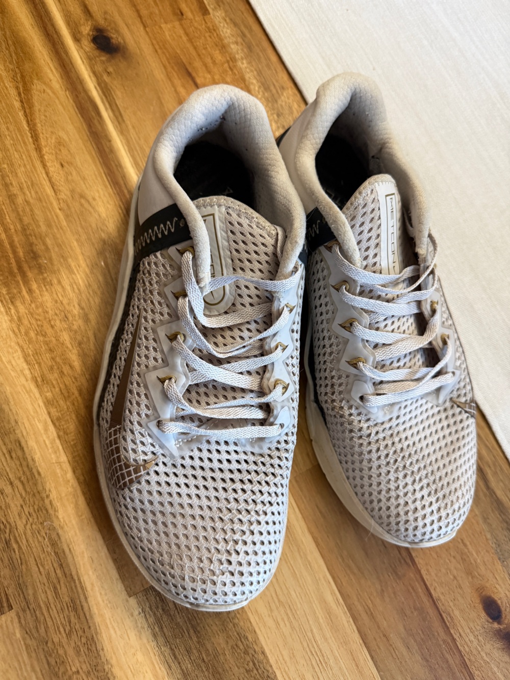 Women’s Lightweight White Mesh Running Shoes Metcons Size 8.5